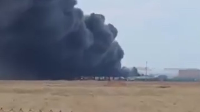 Fiumicino, il video delle fiamme e del fumo nel deposito di rifiuti
