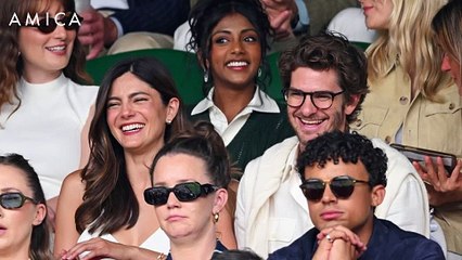 Monica Barbaro e Andrew Garfield: Amore a Wimbledon in Eleganti Abiti Bianchi 🎾
