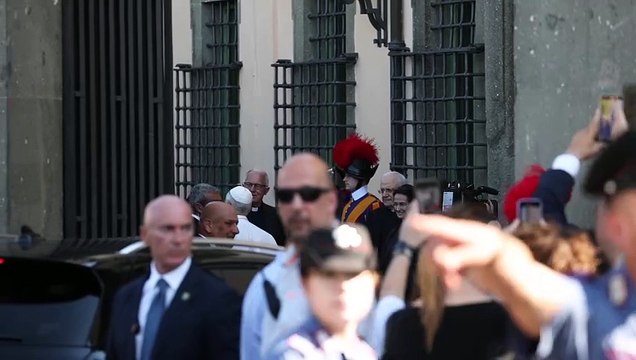 Una folla dà il benvenuto a Papa Leone a Castel Gandolfo: applausi e saluti della gente