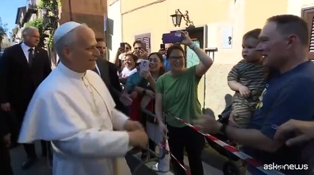 L'arrivo del Papa a Castel Gandolfo, saluta e stringe mani per strada