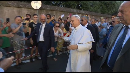 L'arrivo del Papa a Castel Gandolfo, saluta e stringe mani per strada