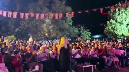 Festivalde sahne alan şarkıcının başına drone çarptı