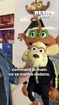 Il fabrique ses propres marionnettes ?! 🧸