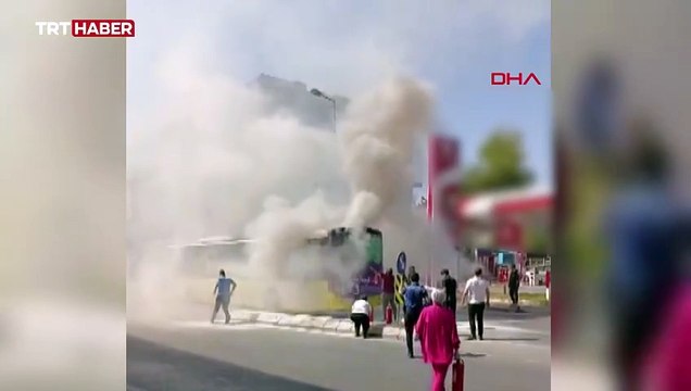 Sancaktepe'de seyir halindeki İETT otobüsü yandı