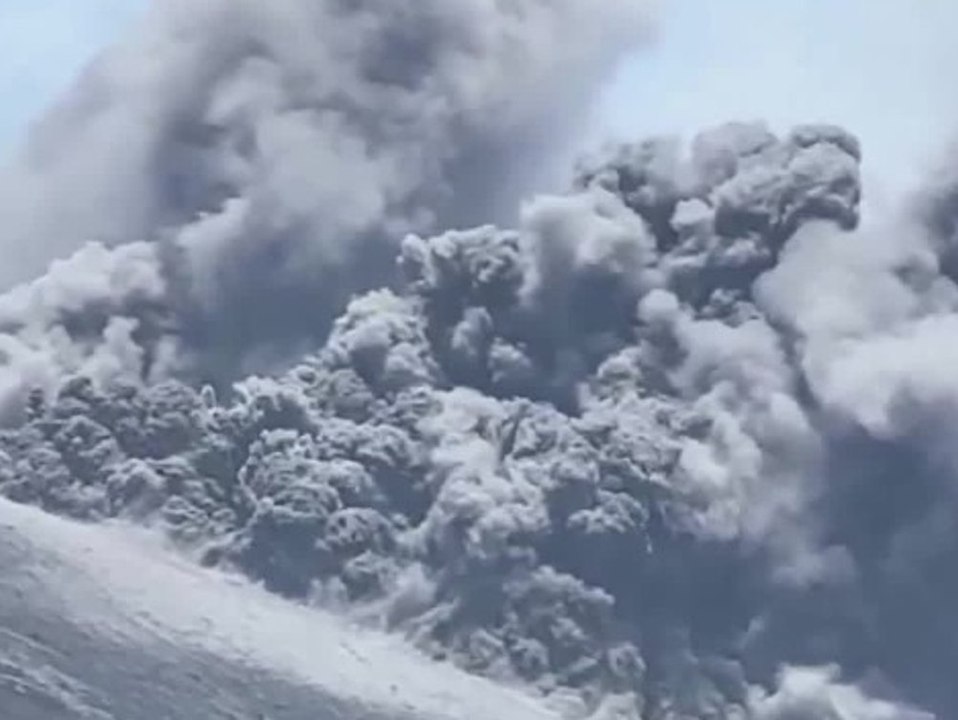 Gigantische Aschewolke: Vulkan auf Japan bricht aus