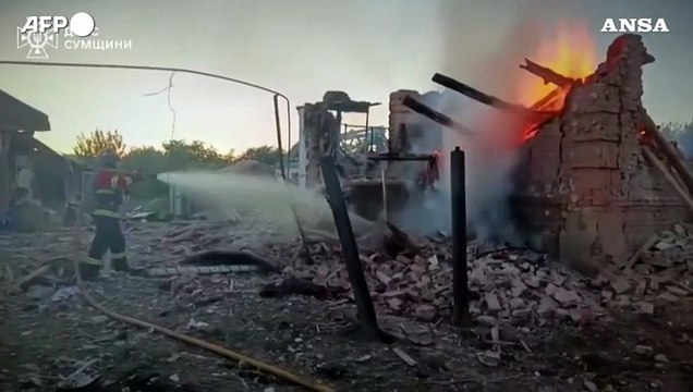 Attacchi russi in Ucraina, soccorritori al lavoro nella regione di Sumy