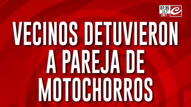 Vecinos detuvieron a motochorros y los golpearon salvajemente