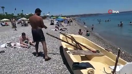 Denize Daldı, Batık Tekneyi Karaya Çıkardı!