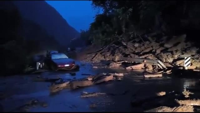 Frana in Val Senales, fango e detriti travolgono due auto nella notte