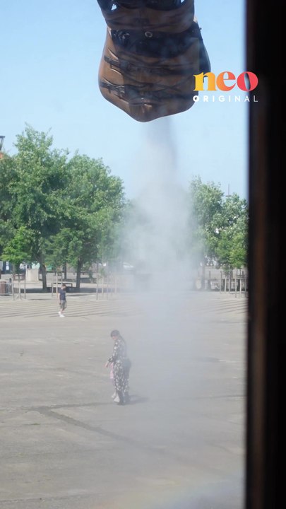 Rudy conduit un éléphant géant et arrose les passants avec sa trompe ! Un métier pas comme les autres, qu’il vit avec humour et bonne humeur. 🐘