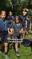 Quand la petite Marie chante avec les Jeannettes des Scouts Unitaires de France : un moment suspendu, rempli de joie contagieuse ! ✨