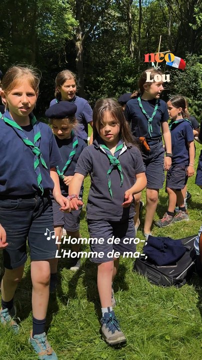 Quand la petite Marie chante avec les Jeannettes des Scouts Unitaires de France : un moment suspendu, rempli de joie contagieuse ! ✨