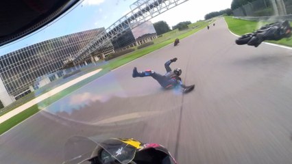 Piloto de Superstock protagoniza milagroso accidente:pierde el control, es atropellado, y sale ileso