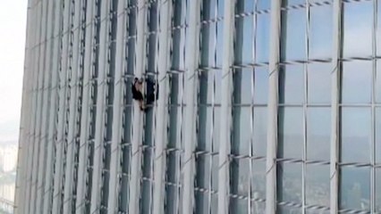 This Man Climbs a Seoul Skyscraper Without a Rope!