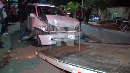 ¡Intentaron huir! Presuntos policías en estado de ebriedad chocaron a un taxi, dejan cuatro heridos