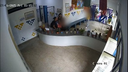 Câmera de segurança flagra servidora de escola sendo agredida por dupla, no Sertão