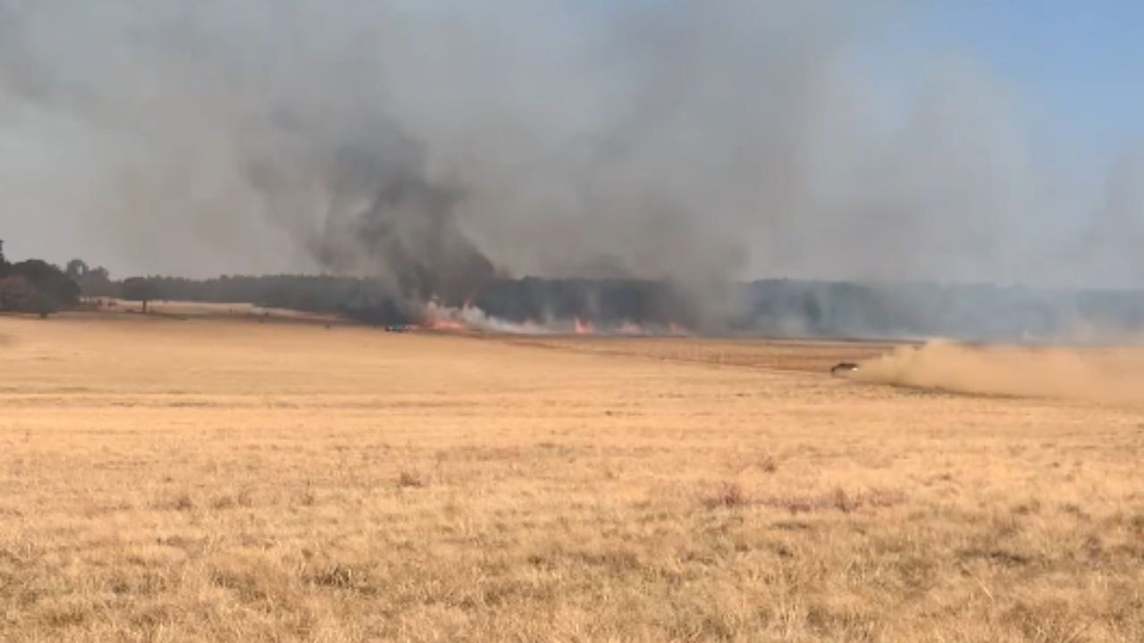 Wildfire rages through Hekpoort as lack of essential equipment leaves residents unable to fight flames