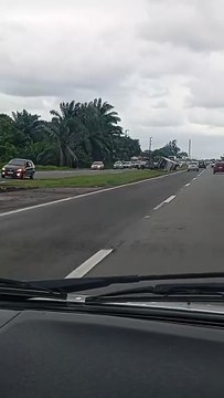 Ônibus tomba na Estrada do Coco e interdita trânsito; veja