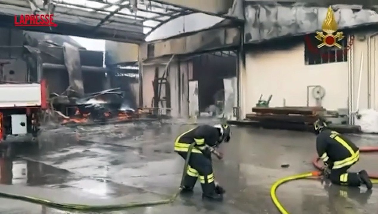 Treviso, incendio a Cordignano in una ditta di pannelli fotovoltaici: le immagini dei soccorsi