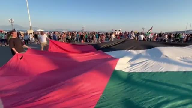 Napoli, per Gaza «tutti giù per terra» sul lungomare