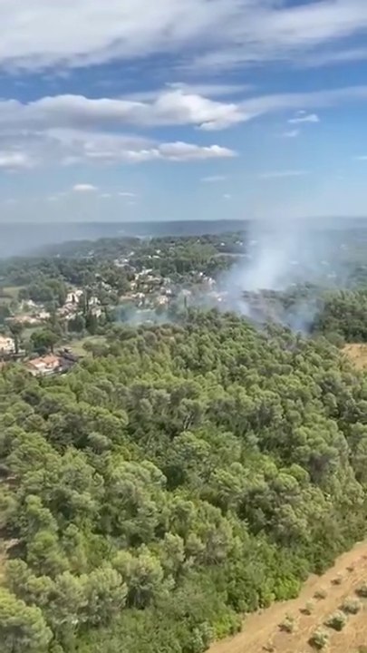 VIDEO - Saint-Clément-de-Rivière sous les flamcmes : hélicoptère et soldats du feu en action