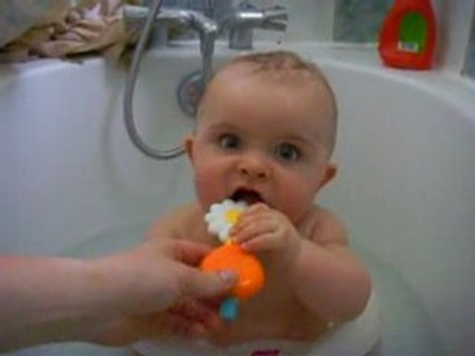 Alan assis dans le bain pour la 1ère fois