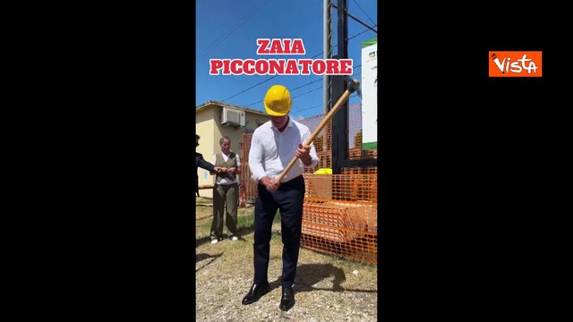 Zaia picconatore a Roncade per posa prima pietra soppressione passaggio a livello