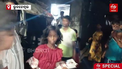 ରତ୍ନାକର: ବସ୍ତି ପିଲାଙ୍କୁ କରୁଛନ୍ତି ସଶକ୍ତ, ଜରି ଗୋଟାଇବା ହାତରେ ଧରାଉଛନ୍ତି କଲମ