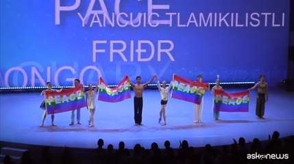 Roberto Bolle all'Expo di Osaka manifesta per la pace