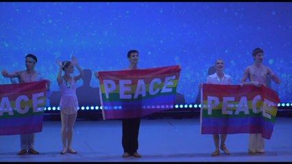 Roberto Bolle all'Expo di Osaka manifesta per la pace