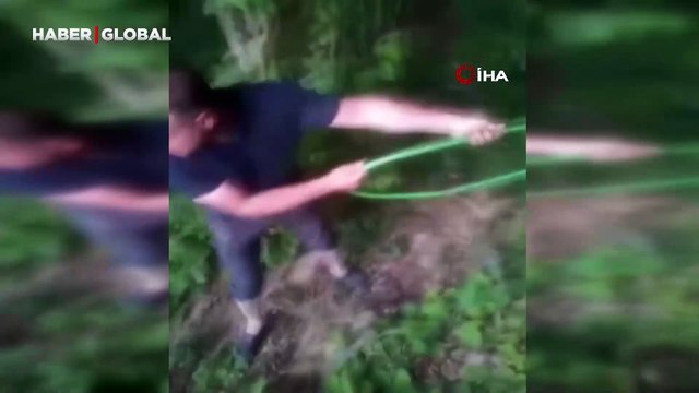 Pes dedirten görüntü: Bahçesi için içme suyu hattını deldi