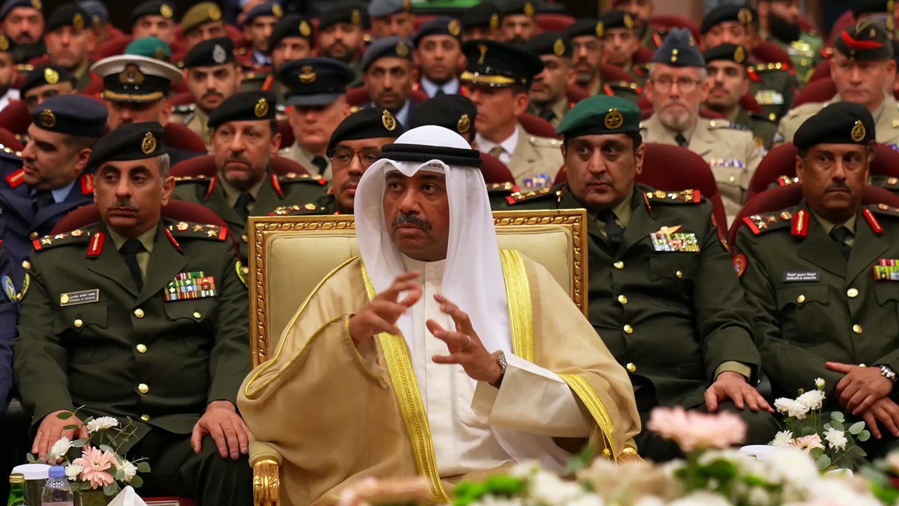 وزير الدفاع: دورة القيادة والأركان المشتركة محطة مهمة في مسيرة تأهيل وإعداد الضباط القادة