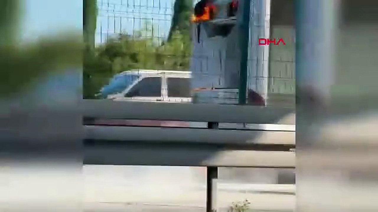 İstanbul'da metrobüs yangını! Alev topuna döndü