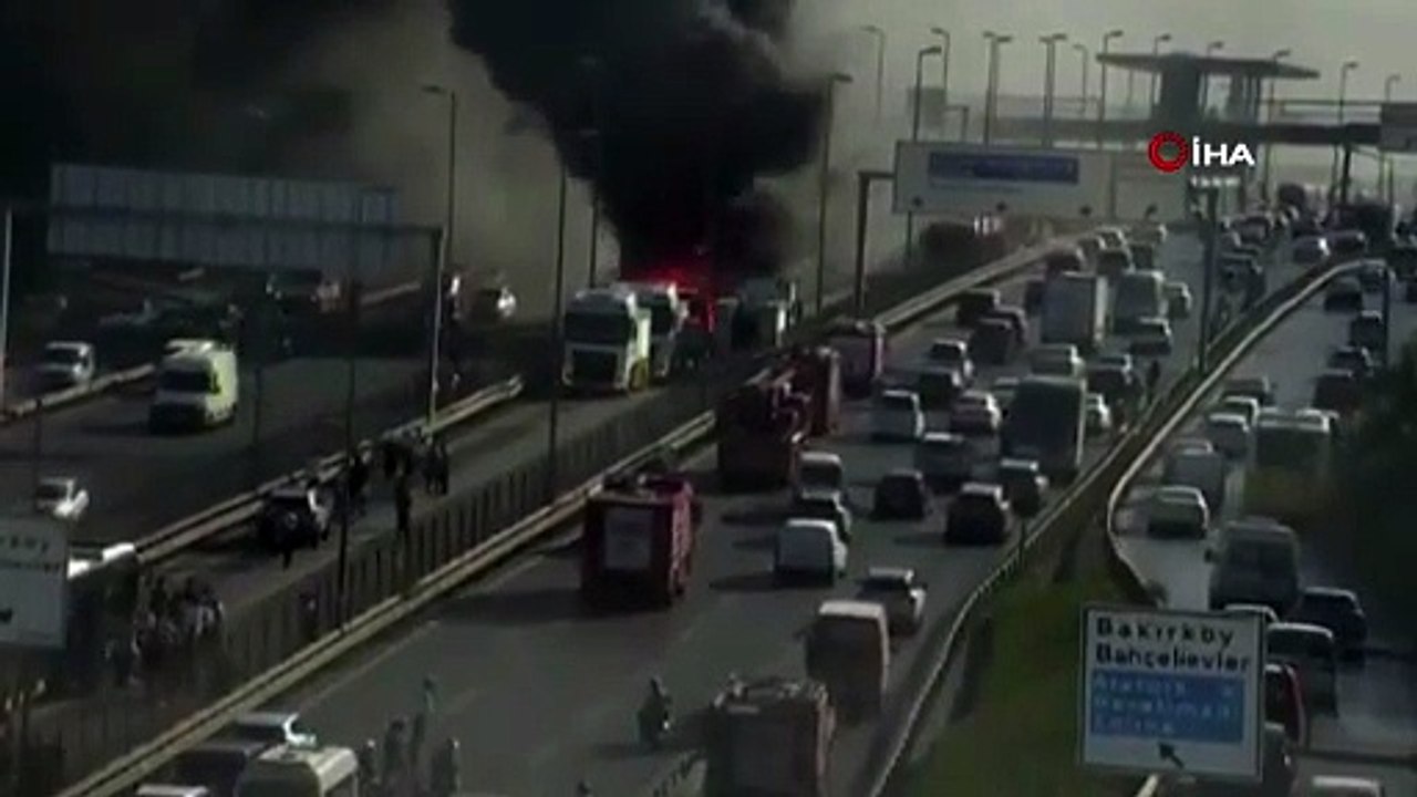 İstanbul yine büyük bir faciadan döndü: Metrobüs alev alev yandı