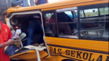 校车与货车相撞，3学生受伤，女司机被困 🚧