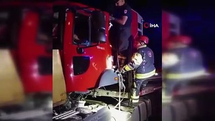 Tır, tıra arkadan çarptı: Sıkışan sürücüyü kurtardılar