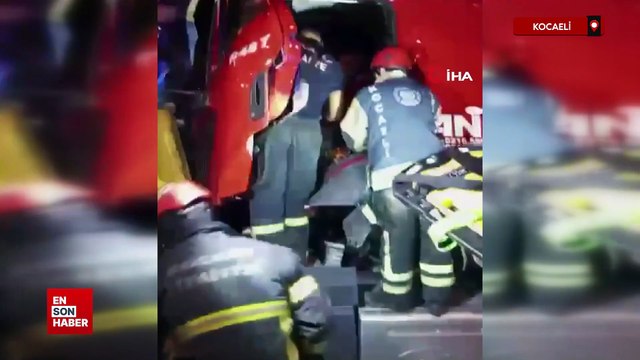 Kocaeli'de tır, tıra arkadan çarptı: Sıkışan sürücüyü kurtardılar