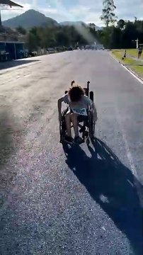 VÍDEO: Menina em cadeira de rodas emociona ao cruzar sozinha linha de chegada de prova em SC