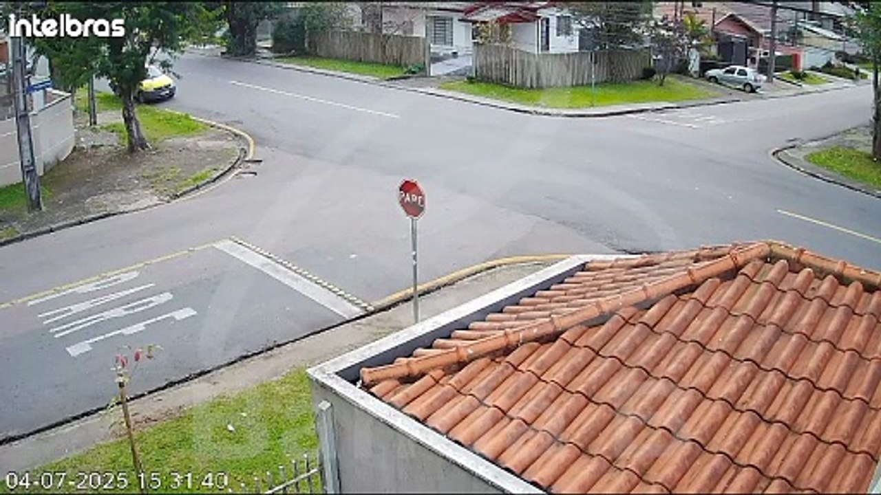 Bandidos chiques! Jovem é assaltado em plena luz do dia e criminosos fogem em carro de luxo no Cajuru; vídeo