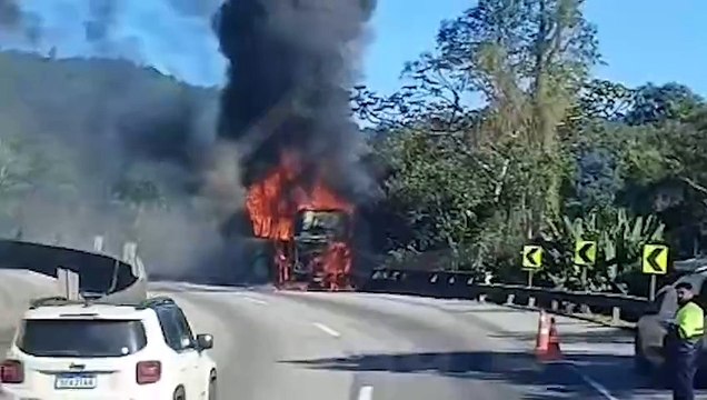 Ônibus da Viação Graciosa pega fogo na BR-277 e interdita rodovia