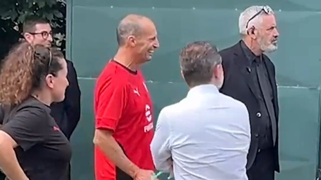Milan, che entusiasmo! Le urla dei tifosi al primo giorno di raduno. E Allegri se la ride...