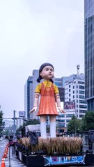 영희의 오징어게임 외출 준비 완료! 지금 바로 넷플릭스에서 만나보세요 🎮