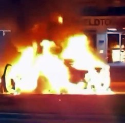 Carro de luxo avaliado em R$ 350 mil é destruído por incêndio