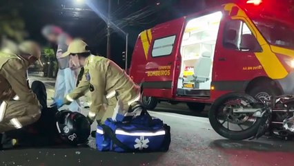 Acidente envolvendo moto, Kombi e Celta deixa piloto com o braço quebrado na Rua Minas Gerais