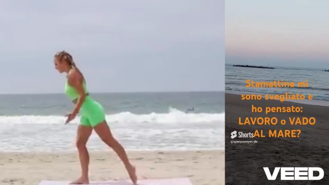 COMICS & PILATES 😊😀Workout al mare🔵 🌊 🤘 Remix audio video #humor #comicitaliani #pilates #ridere