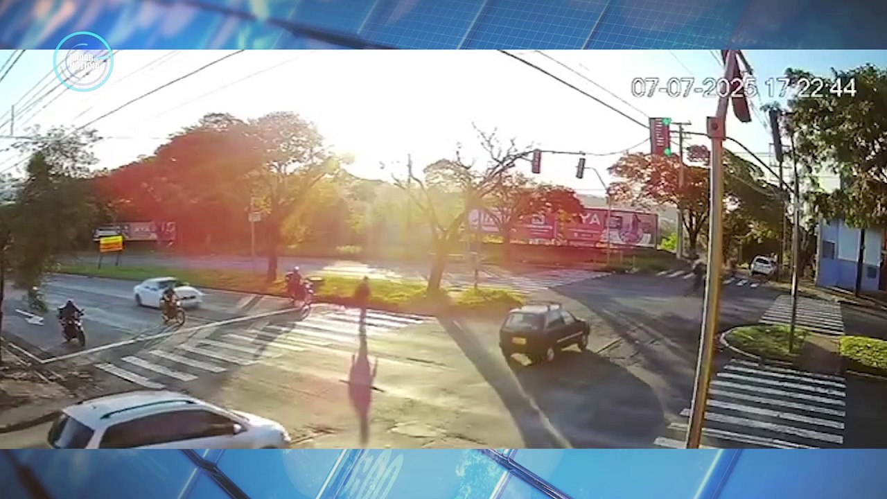 Motorista avança semáforo e provoca capotamento na Avenida Colombo, em Maringá