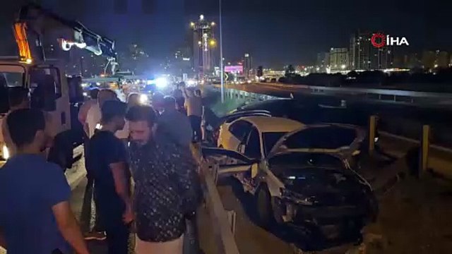 Beylikdüzü'nde feci kaza! 2 araç boşluğa düştü!