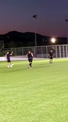 Ο Γιώργος Μανίκας παίζει ποδόσφαιρο