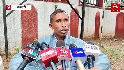 बारिश में भाई बहन का विरोध प्रदर्शन, बरसते पानी में धमतरी कलेक्ट्रेट के सामने बैठे