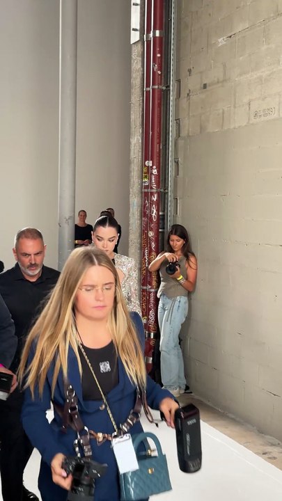 Vidéos - Hailee Steinfeld Les célébrités au défilé Tamara Ralph en marge de la Fashion Week Haute Couture à Paris, France, le 7 juillet 2025.Crédit : Florian Savina / Bestimage